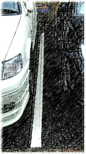日増しに近寄ってこられるお隣の車