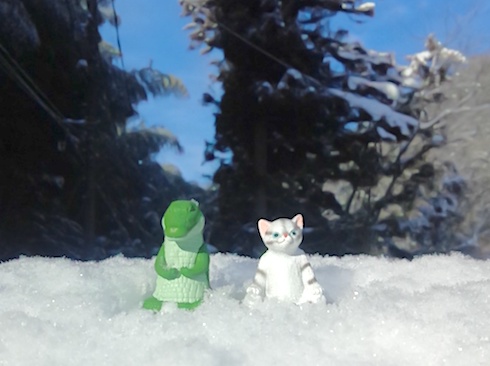 雪の上のワニと猫