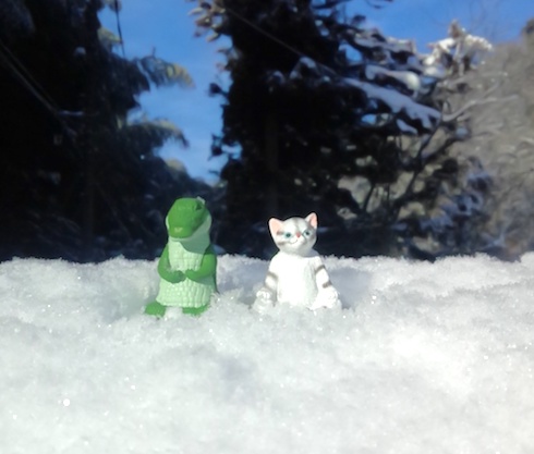 雪の上のワニと猫