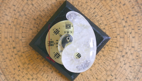 写真:八卦盤と勾玉水晶